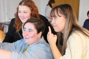 Alona poses for a selfie in a make-up workshop